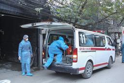 Bệnh nhân 1553 nhiễm Covid-19 đang bị suy hô hấp, phổi tổn thương nặng