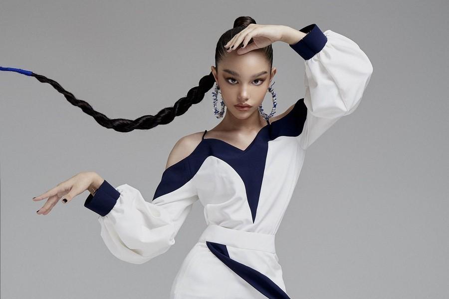 Thần thái đỉnh cao của mẫu nhí 14 tuổi đoạt Á hậu nhí thế giới tại Hy Lạp