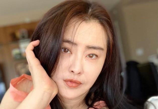 Vương Tổ Hiền khoe nhan sắc trẻ trung ở tuổi 54
