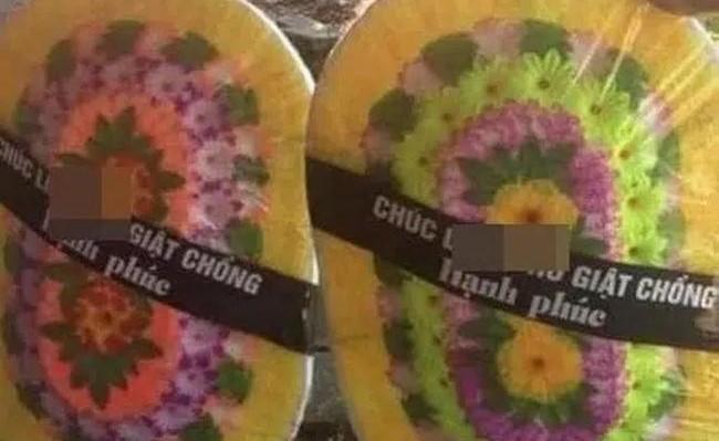 Chính thất tặng vòng hoa làm lễ nhượng chồng cho "tiểu tam"