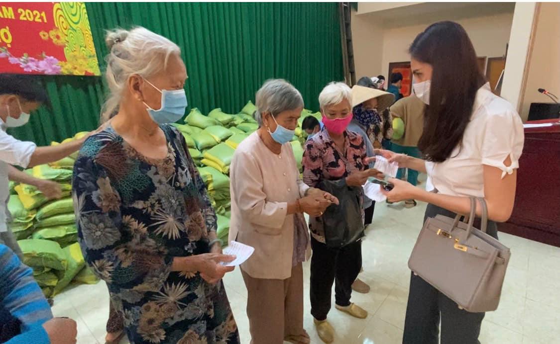 Hậu miền Trung, Thủy Tiên về miền Tây tặng quà Tết cho hơn 3000 dân nghèo