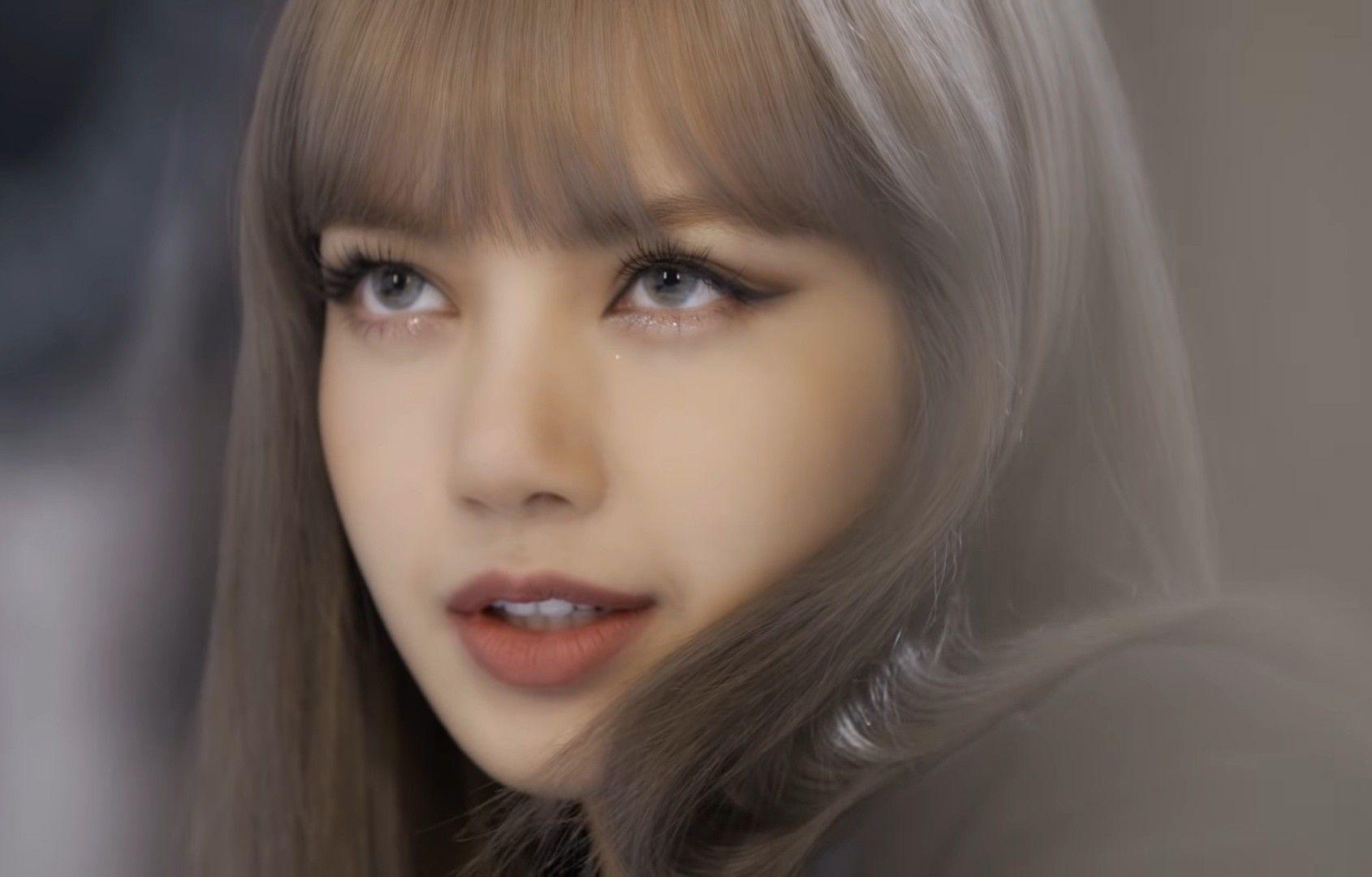 Fan bối rối trước hình ảnh của Lisa BlackPink vì giống hệt Thiều Bảo Trâm