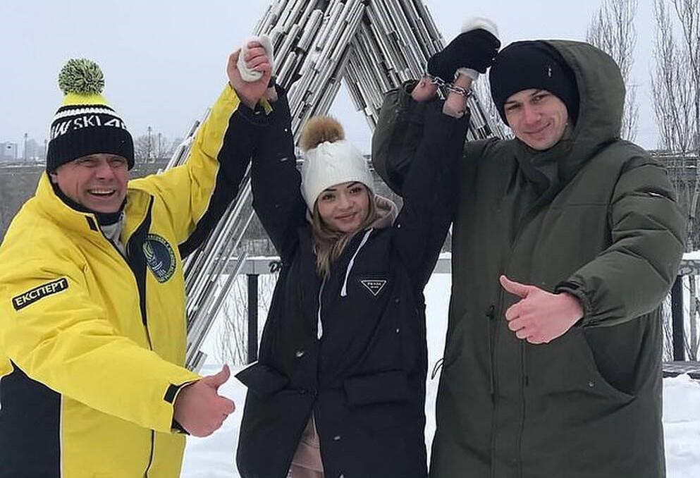 Cặp đôi thử thách tình yêu bằng cách buộc tay nhau lại suốt 3 tháng