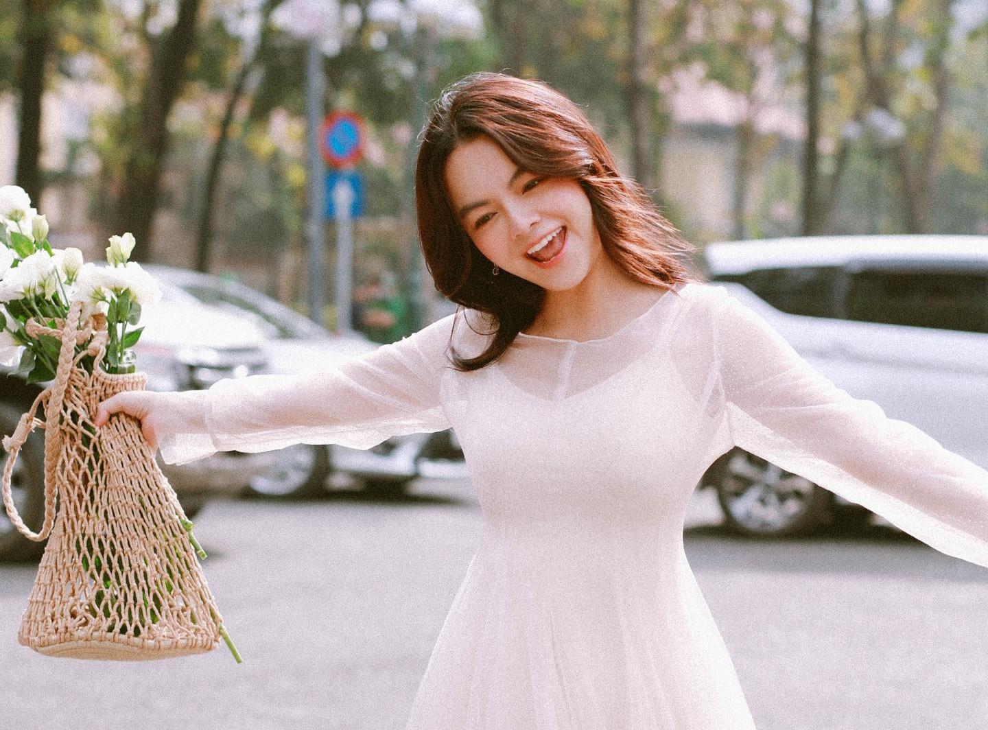 Phạm Quỳnh Anh khoe vẻ đẹp tinh khôi tuổi 37, không quên bắt trend 11 tuổi