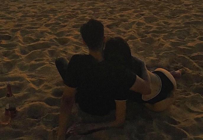 Bị đồn đi biển cùng Châu Bùi, Decao khoe luôn ảnh bạn gái mới