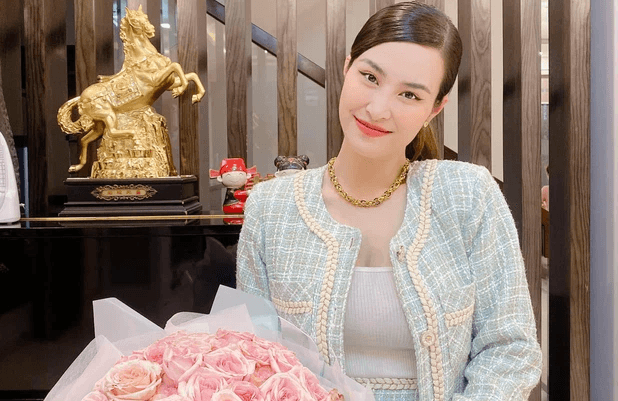 Kỷ niệm 12 năm yêu Ông Cao Thắng, nhan sắc mẹ bỉm Đông Nhi trở thành tâm điểm