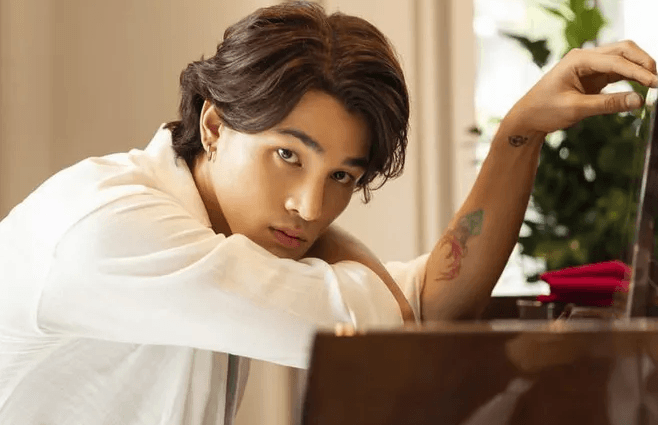 Trai đẹp của "Gái già lắm chiêu V" gây sốt với vẻ đẹp lai đầy lãng tử