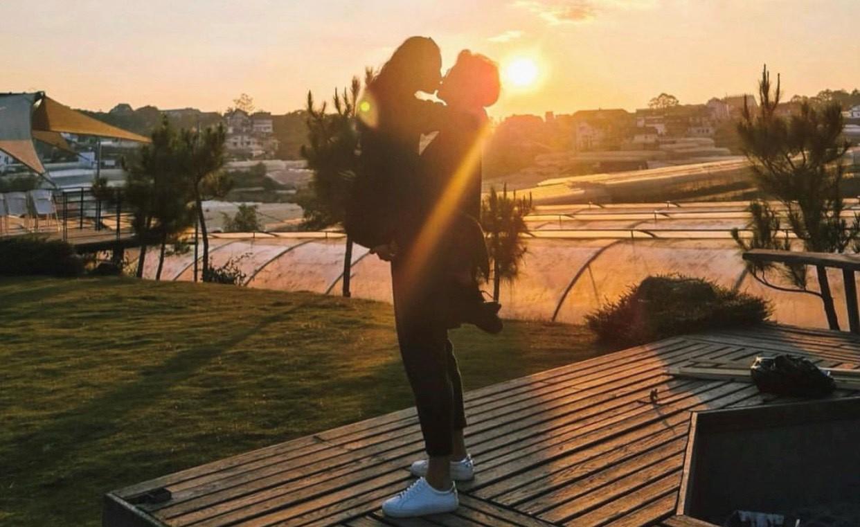 Huy Trần đăng lại khoảnh khắc bế thốc Ngô Thanh Vân sau 1 tháng xóa hình