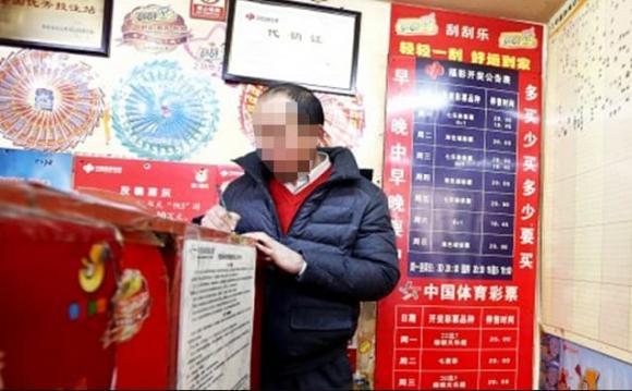 Người đàn ông trúng cùng lúc 720 giải xổ số kiếm hơn 114 tỉ đồng