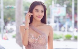 Tiểu Vy suýt lộ hàng khi ngồi hớ hênh với váy xẻ cao chót vót