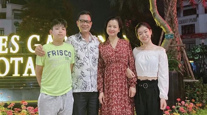 Cuộc hôn nhân đời thực bền vững của ông Quân trong "Hướng dương ngược nắng"