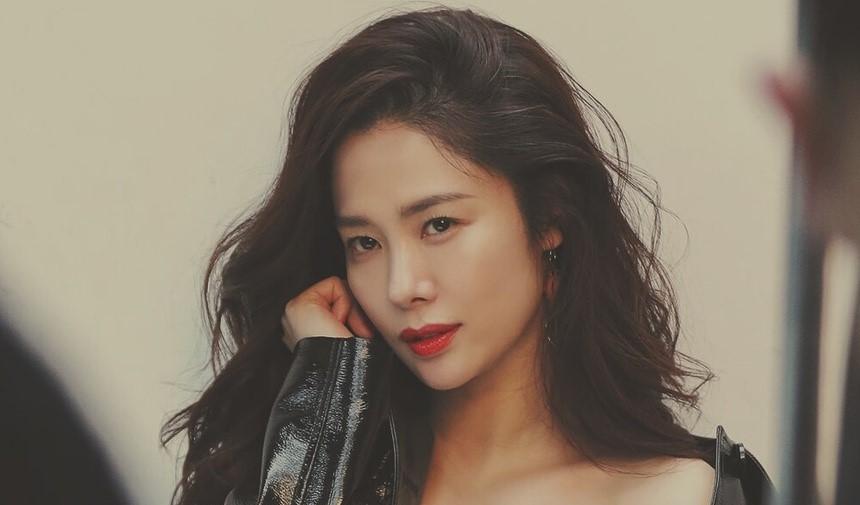 Sao nữ "Giày thủy tinh" ở tuổi 44: Độc thân 20 năm sau chia tay So Ji Sub