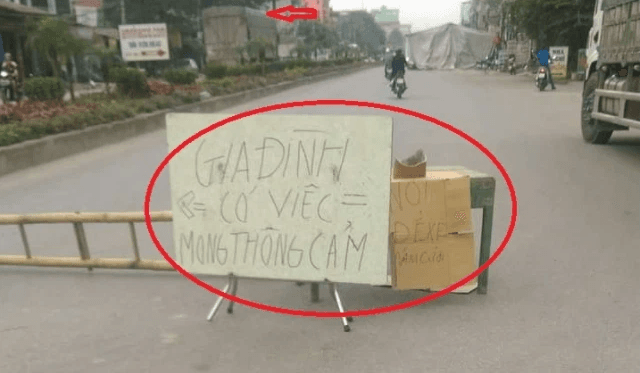 Đám cưới dựng rạp hết nửa lòng đường kèm dòng ghi chú gây tranh cãi