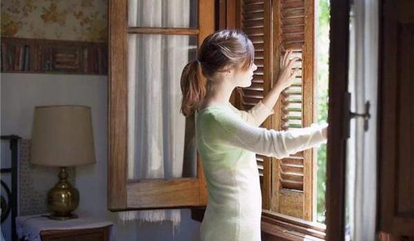 Người phụ nữ cắt hết đường dây điện trong nhà chỉ vì một bài báo