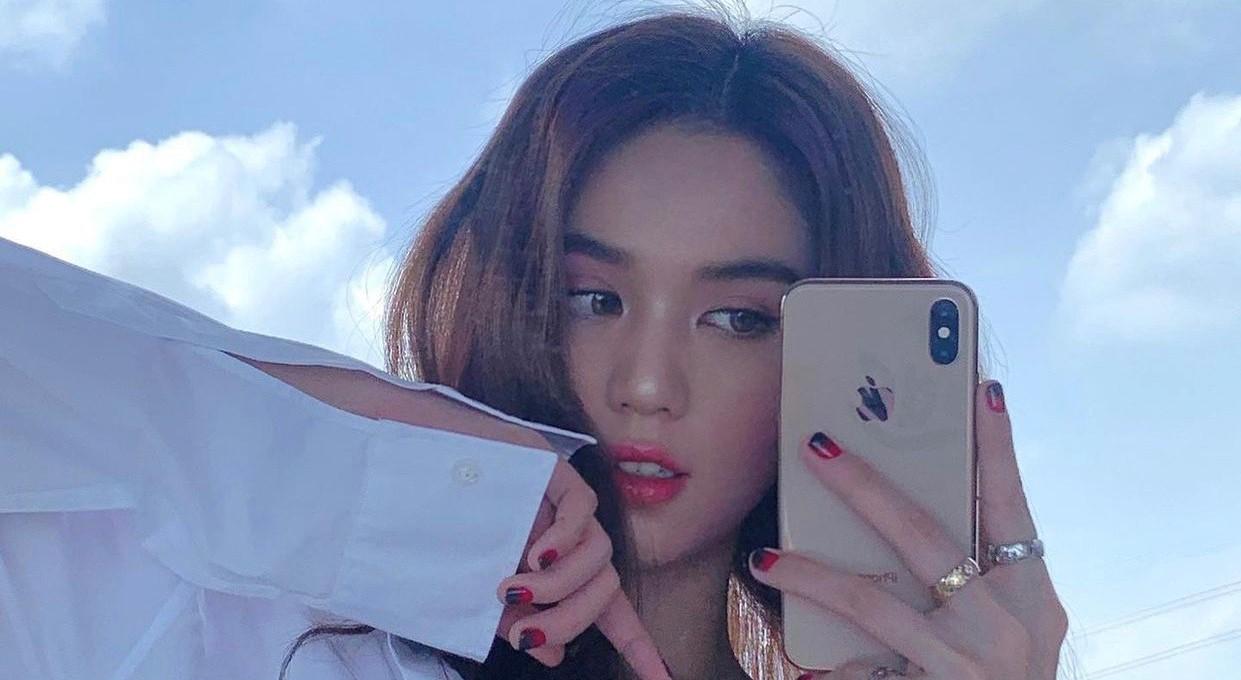 Ngọc Trinh selfie khoe vòng 1 lấp ló nhưng sao điện thoại lại méo thế này