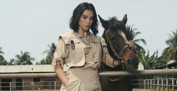 Tiểu Vy hóa quý cô sành điệu bên dàn ngựa nhưng điều cô tiết lộ mới bất ngờ