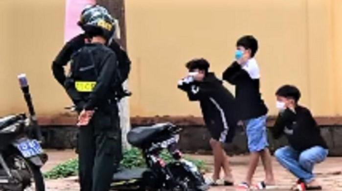 Đắk Lắk: Xôn xao khoảnh khắc cảnh sát cơ động phạt 3 học sinh "thụt xì dầu"