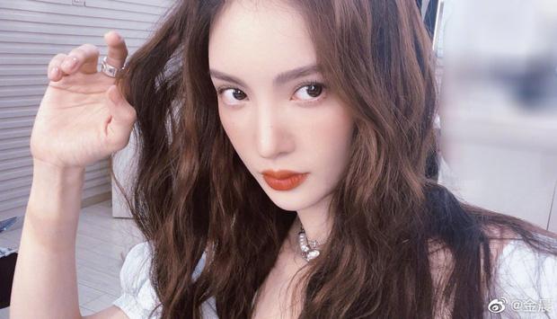 Kim Thần phủ nhận tin hẹn hò sau khi lộ cảnh ôm hôn trai lạ trong ô tô