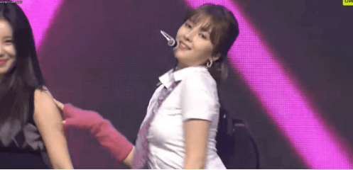 Nancy (MOMOLAND) tiếp tục bị lộ bụng ngấn mỡ trên sân khấu