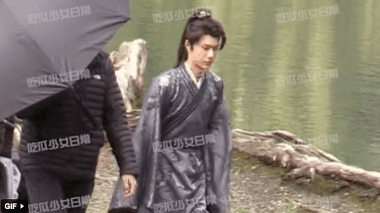 Tạo hình của "cụ ông" Vương Nhất Bác ở hậu trường phim "Hữu phỉ" gây sốt trở lại