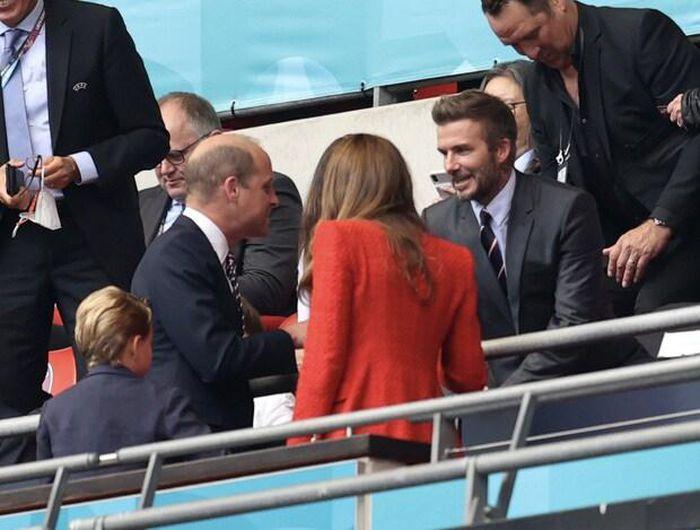 David Beckham làm lu mờ sân cỏ trong trận cầu Anh - Đức chỉ vì quá đẹp trai
