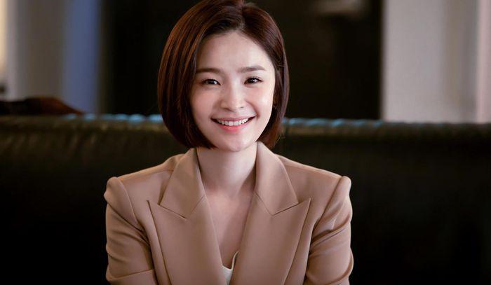 Jeon Mi Do: Từ gương mặt tân binh vụt sáng thành sao nhờ vai giáo sư Song Hwa trong Hospital Playlist