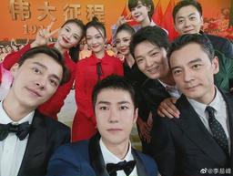 Lý Dịch Phong khoe hình selfie của Vương Nhất Bác rồi "kéo" nhau lên top 1 hotsearch