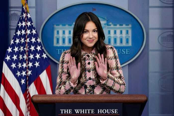 Ngôi sao Gen Z 18 tuổi Olivia Rodrigo xuất hiện tại Nhà Trắng