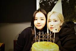 Nữ chính "Reply 1988" Hyeri thú nhận cảm thấy có lỗi với Rosé (BLACKPINK)