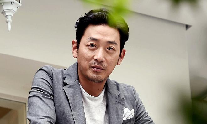 Ha Jung Woo là ai? "Ông hoàng phòng vé", con trai tài tử Kim Yong Gun