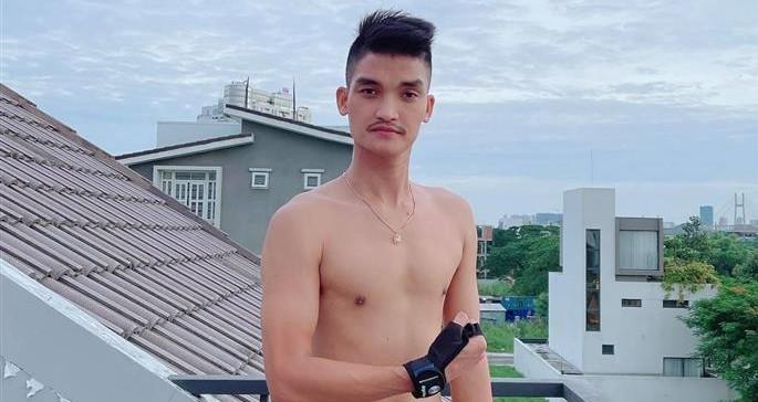 Mạc Văn Khoa khiến fan bất ngờ với thân hình lấp ló "múi sầu riêng"