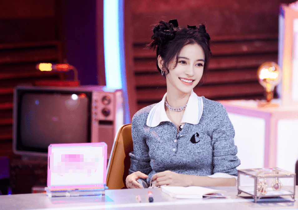 Angela Baby trẻ như thiếu nữ đôi mươi với tóc búi "2 sừng"