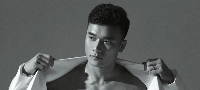 Bùi Tiến Dũng làm fan girl mất ngủ bằng cảnh chống đẩy tại nhà