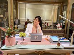 "Hoa hậu giảng viên" Lê Âu Ngân Anh được thăng chức Giám đốc ở tuổi 26