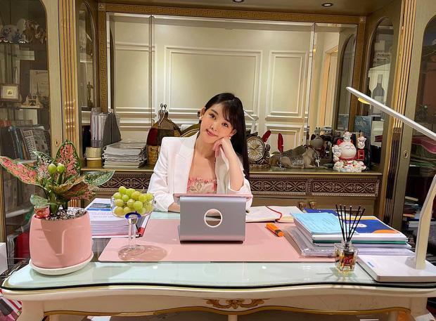 "Hoa hậu giảng viên" Lê Âu Ngân Anh được thăng chức Giám đốc ở tuổi 26