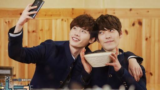 Lee Jong Suk chứng minh "tình thương mến thương" với bạn thân Kim Woo Bin bằng việc làm này