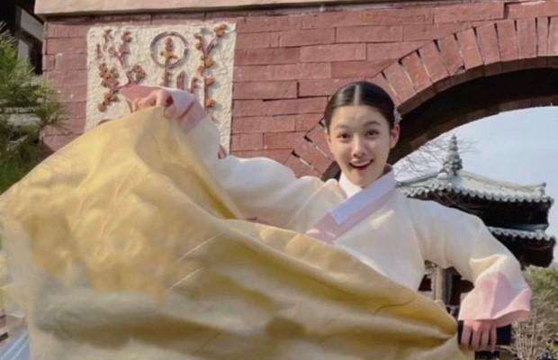 "Em gái quốc dân" Kim Yoo Jung "đu đưa" hết mình tại hậu trường phim mới