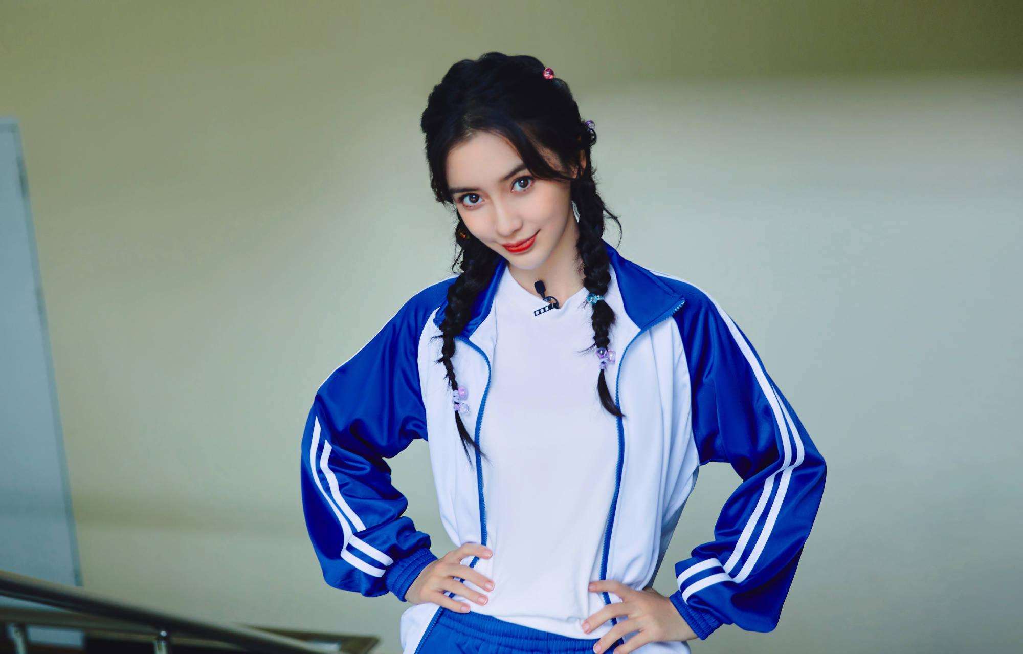 Angelababy trẻ trung như nữ sinh phổ thông với kiểu tóc "cưa sừng làm nghé"