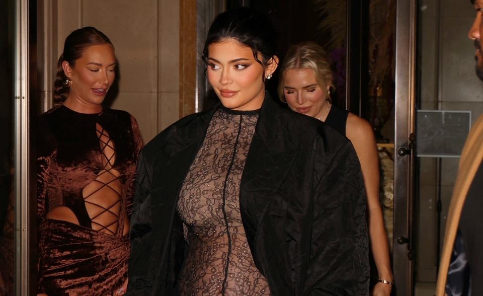 Bà bầu Kylie Jenner diện jumpsuit ren xuyên thấu tại tuần lễ thời trang New York