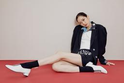 Mỹ nhân "Penthouse" Han Ji Hyun khoe chân dài thẳng tắp trong bộ ảnh mới