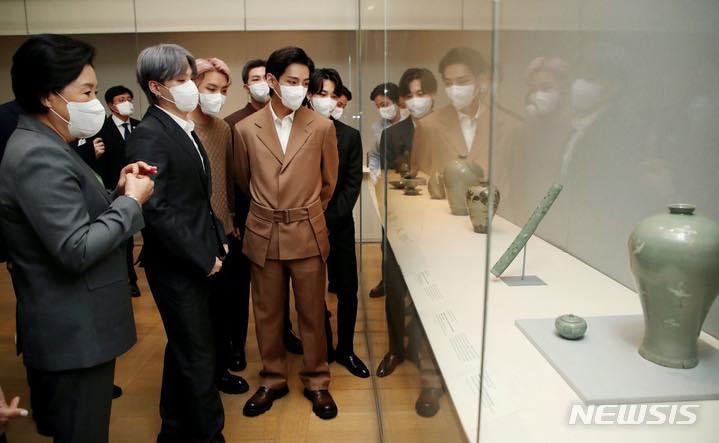 BTS tháp tùng đệ nhất phu nhân Kim Jung Sook thăm viện bảo tàng tại Mỹ