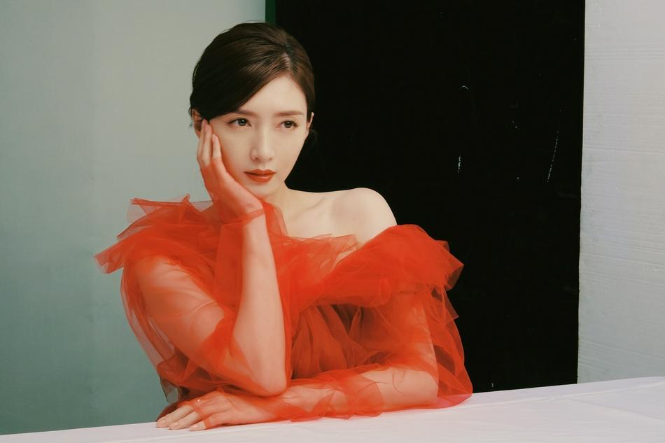 Mỹ nhân "30 chưa phải là hết" Giang Sơ Ảnh khoe cổ thiên nga gợi cảm trong bộ ảnh mới