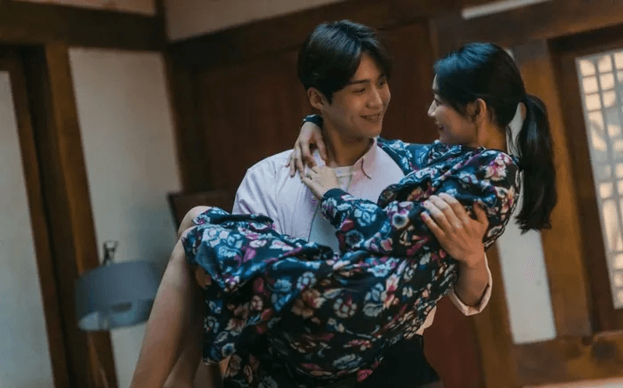 Hometown Cha Cha Cha tập 11: Dân làng "bắt quả tang" Doo Sik hôn Hye Jin