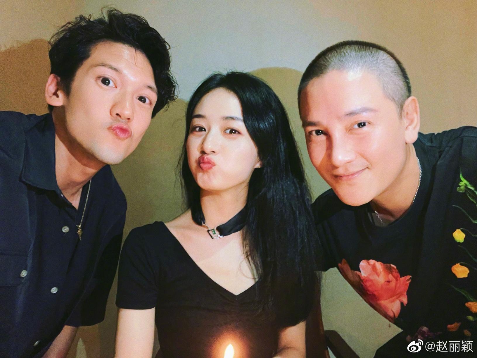 Triệu Lệ Dĩnh đón sinh nhật bên bạn thân 10 năm, nhưng mặt mộc của cô nàng mới là điểm nhấn