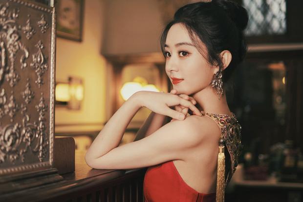 Triệu Lệ Dĩnh cứ lên đồ màu đỏ là sang hết nấc