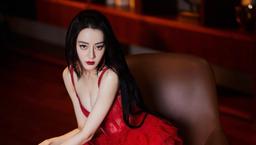 Váy đỏ của Địch Lệ Nhiệt Ba quá đẹp nhưng fan chỉ để ý cặp môi của cô nàng