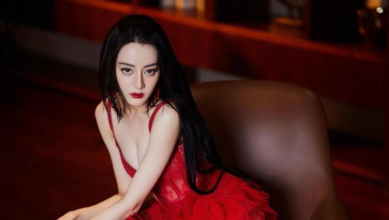 Váy đỏ của Địch Lệ Nhiệt Ba quá đẹp nhưng fan chỉ để ý cặp môi của cô nàng