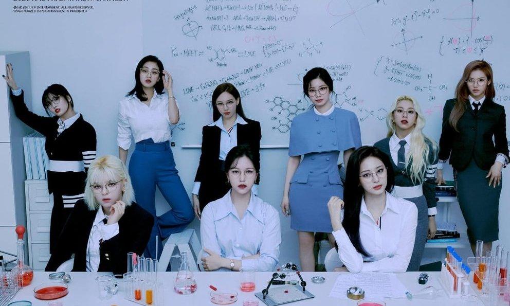 Quên đi style "bọng mắt" má hồng", TWICE hóa dàn quý cô "nghiên cứu sinh" thời thượng trong MV mới