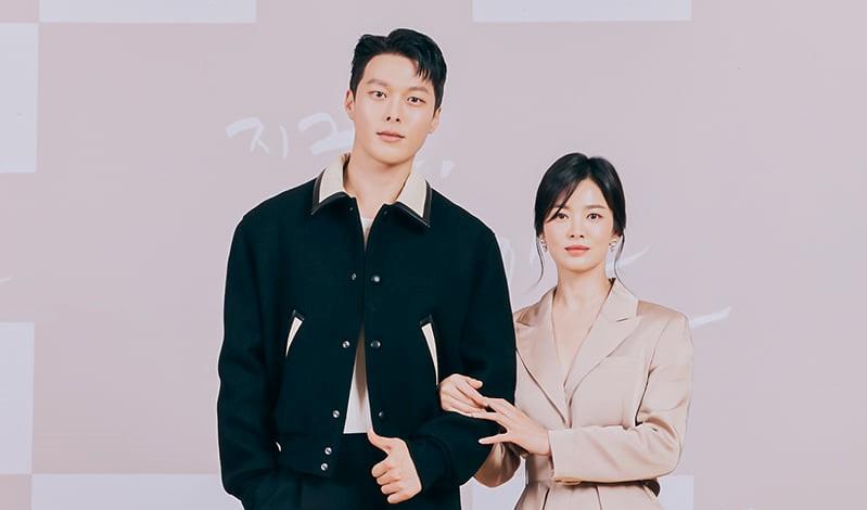 Khoảnh khắc Song Hye Kyo nép vào "bờ vai Thái Bình Dương" của tình trẻ kém 11 tuổi tại họp báo