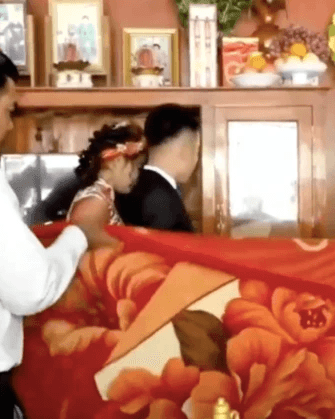 Phong tục miền Tây: Cô dâu chú rể chui vào chăn "hành lễ" trước mặt quan khách